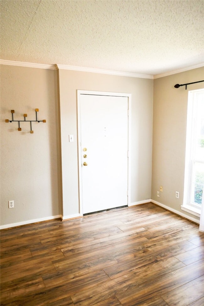 Building Photo - 6410 Del Monte Dr