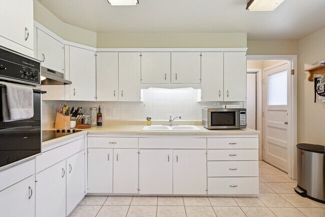 Foto del edificio - 8250 Chase Way