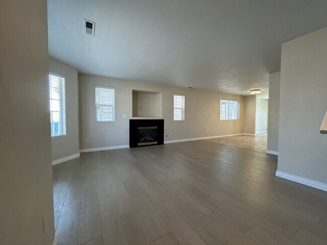 Building Photo - 4 bed, 2.5 ba - Golf Course living in Horn Rapids