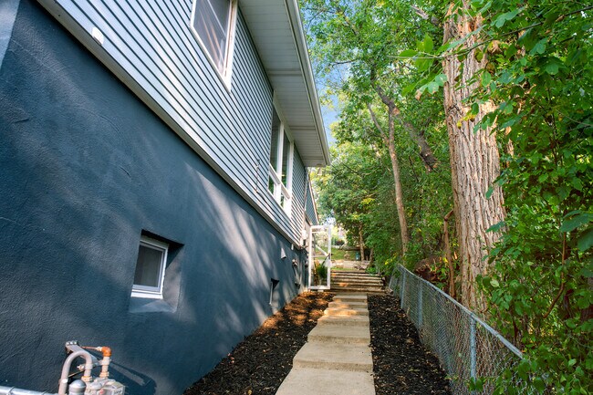 Building Photo - 221 21st Ave N