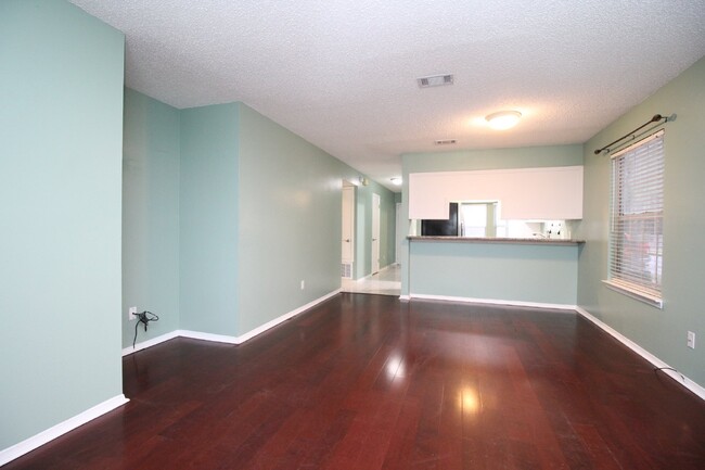 Foto del edificio - 2 bed 2 bath 1st floor condo near Pensacol...