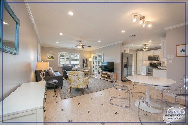 Foto del edificio - ***BEAUTIFUL 2BDRM/2BATH NAPLES BATH AND TENNIS CONDO***