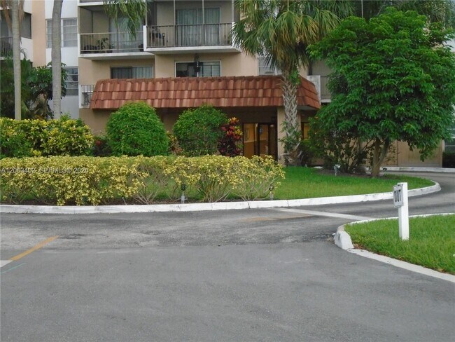 Building Photo - 4174 Inverrary Dr