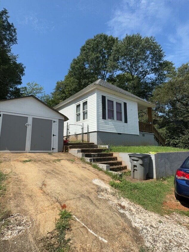 Foto del edificio - "Charming 2-Bedroom Retreat in Greenville – Ideal Location on W. 6th Street!"