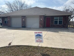 Building Photo - 509 W Ave B Ave