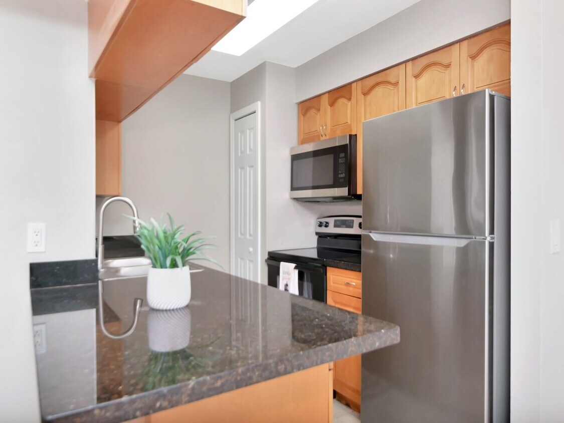 Foto principal - Ground Floor 2 Bedroom 2 Bath - Gated Comm...