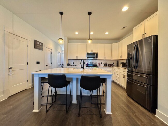 Foto del edificio - 2 Bed, 2.5 Bath Townhome with 2 Reserved Parking Spots