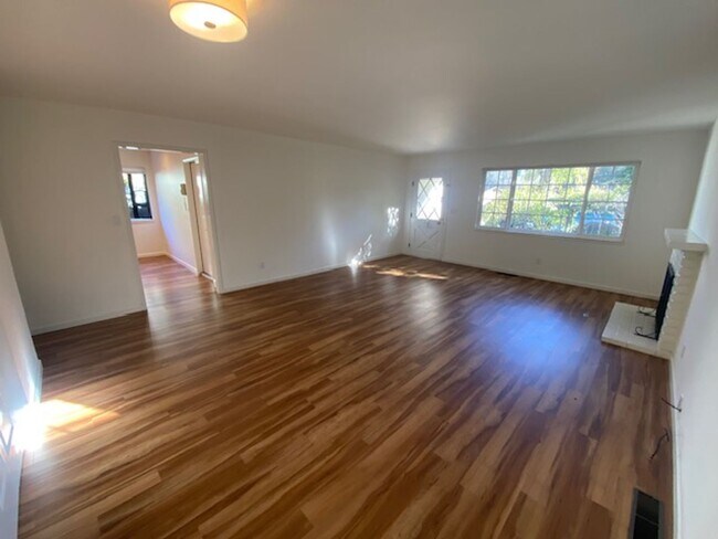 Foto del edificio - Charming Monterey Home