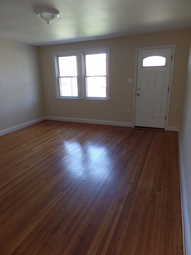 Living room - 231 Willow Ave