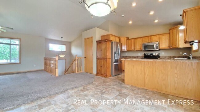 Foto del edificio - Spacious 5-Bedroom Gem with Open Concept &...