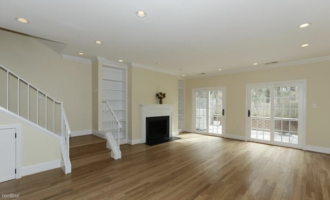 Foto del edificio - 3209 Sutton Pl NW