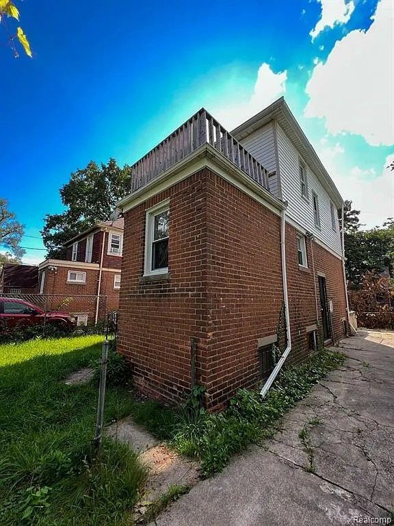 Building Photo - 15862 Stansbury Ave
