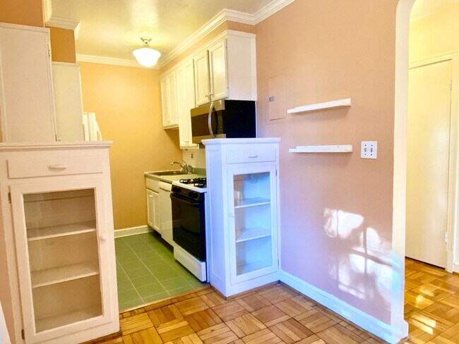 Building Photo - 2 Bedroom 1 Bathroom - Pets Welcome!  Wood...