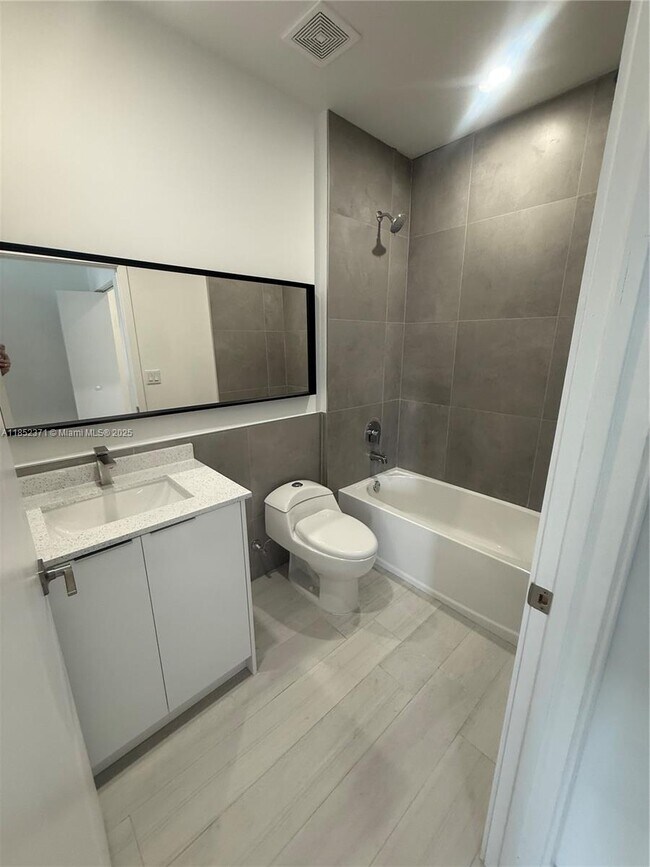 Foto del edificio - 1091 E 17th St