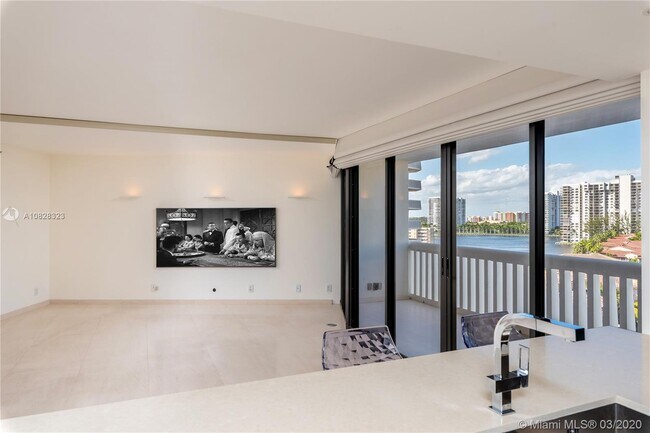Foto del edificio - 1000 E Island Blvd