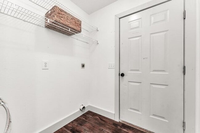 Building Photo - NIXA-5 Bed, 3 bath REMODELED Home | Walkou...