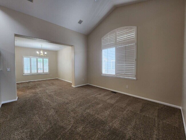 Foto del edificio - Spacious Five-Bedroom Home With Finished Basement and Three-Car Garage! Close To Buckley AFB, Sou...