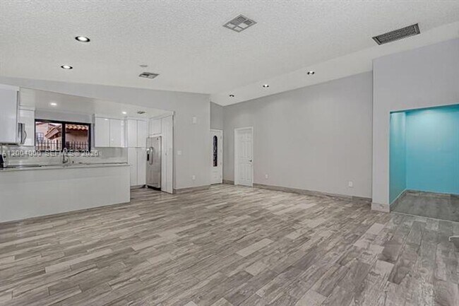Building Photo - 740 NW 105th Pl
