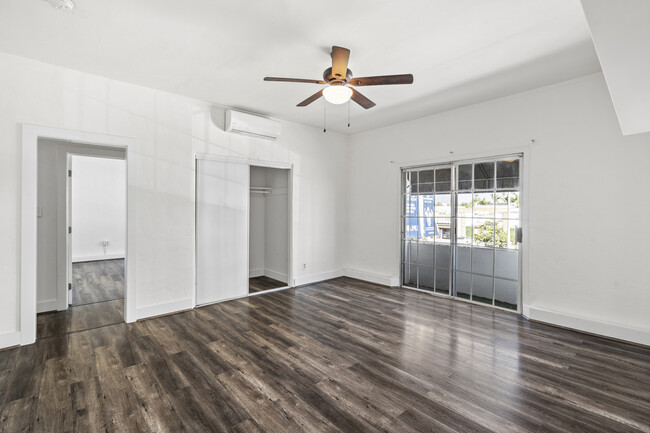 Building Photo - 829 S La Brea Ave