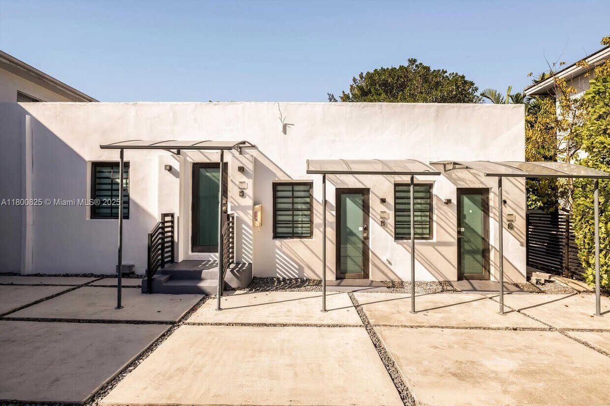 Foto principal - 7910 Byron Ave