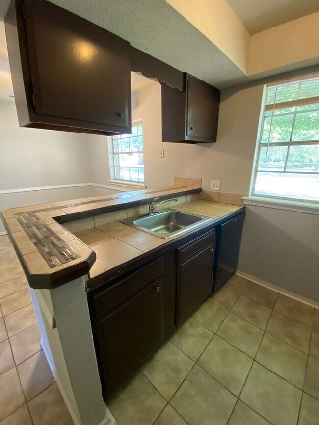 Foto del edificio - 2 Bedroom 1 Bath Apt at the Monterey Squar...