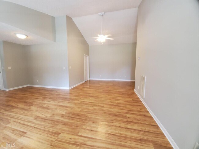 Foto del edificio - 124 Westwood Rd