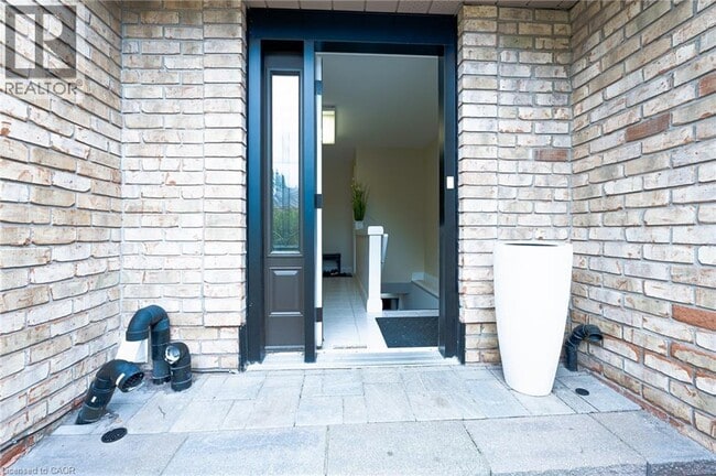 Building Photo - 80 Deerview Ave