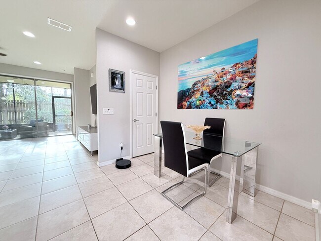 Foto del edificio - Updated Townhome in Gated Community, Spaci...