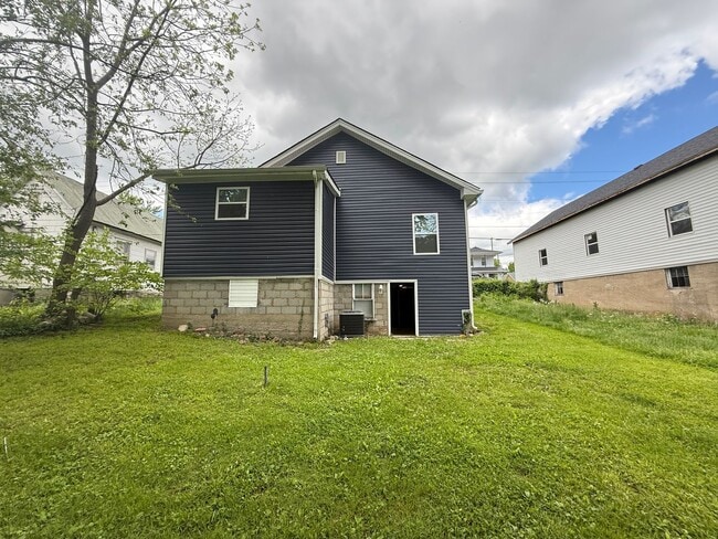 Building Photo - Your Fresh Start in Frankfort! Newly Renov...