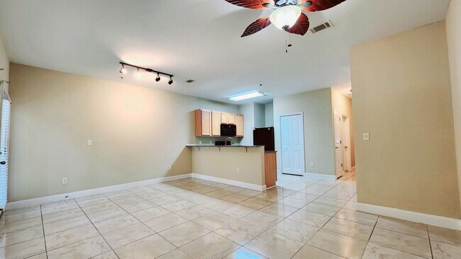 Building Photo - Lovely 2 Bed / 2.5 Bathroom Townhome