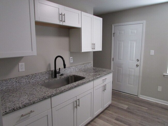Foto del edificio - Charming 2BD/1BA Garden-Style Apartment