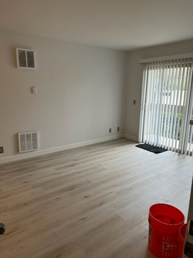 Building Photo - Great One Bedroom Condo Golden Oaks Monterey