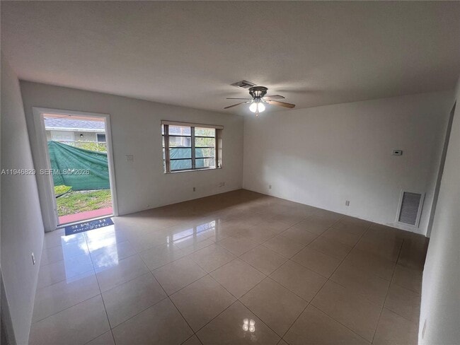 Building Photo - 5010 SW 26th Ave