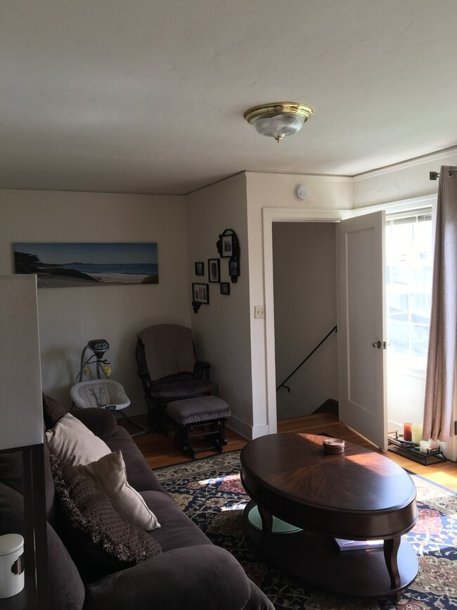 Building Photo - Two bedroom 1.5 bath walking distance to C...