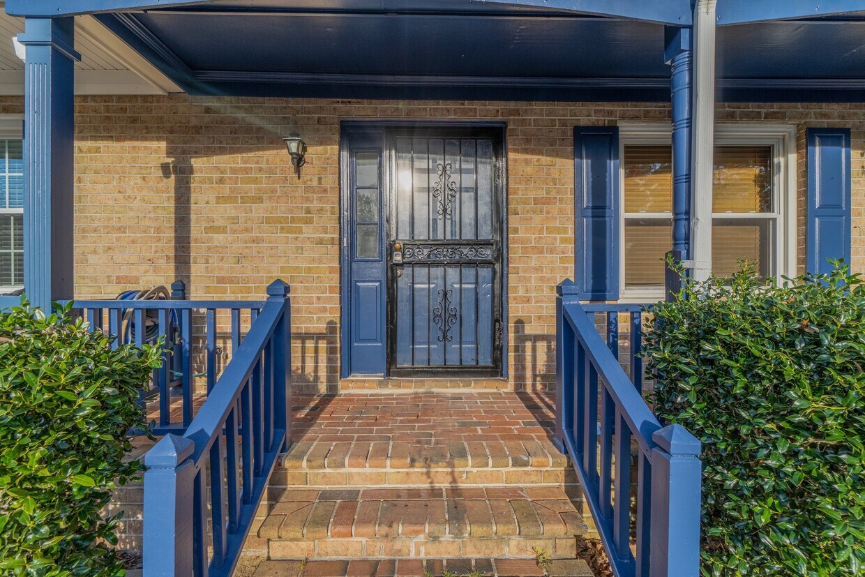 Foto principal - 307 Middle Oaks Dr