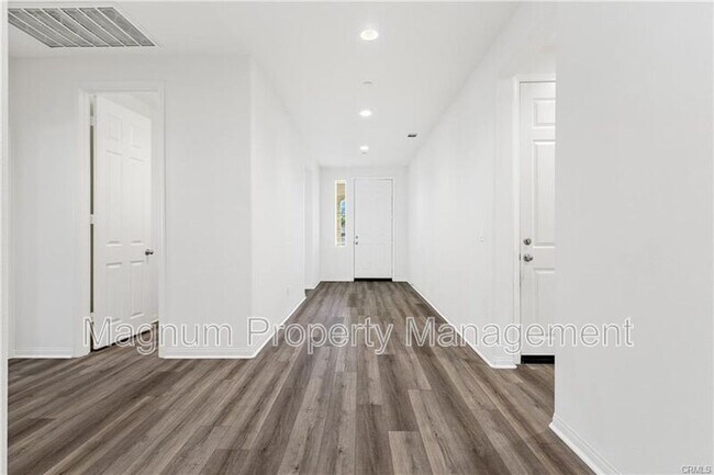 Foto del edificio - 21122 Saratoga Dr