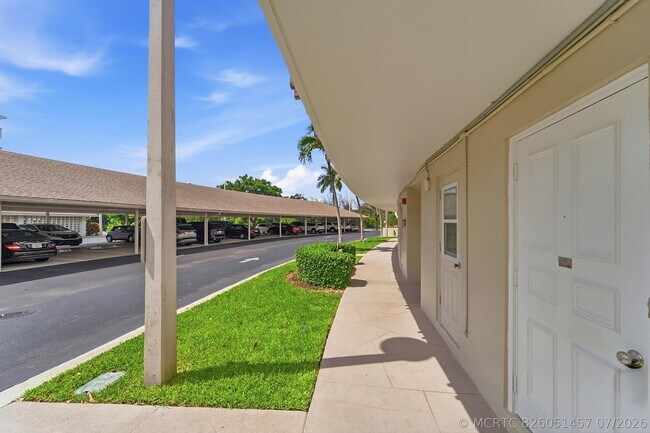 Foto del edificio - 1427 E Hillsboro Blvd