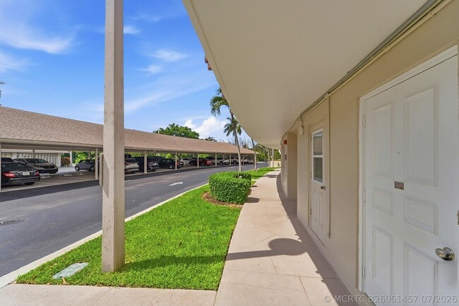 Building Photo - 1427 E Hillsboro Blvd