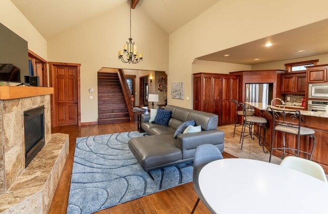 Building Photo - Large spectacular home with all the bells and whistles