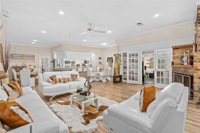 Foto del edificio - 6015 Pebble Beach Dr
