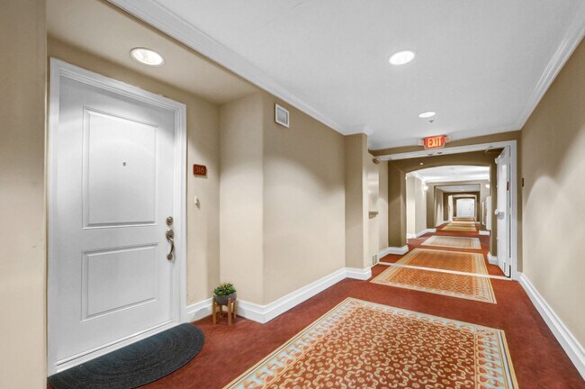 Foto del edificio - Luxurious Modern Condo in Alhambra