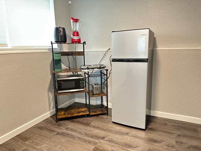 Kitchenette - 6617 E Grandview Ave