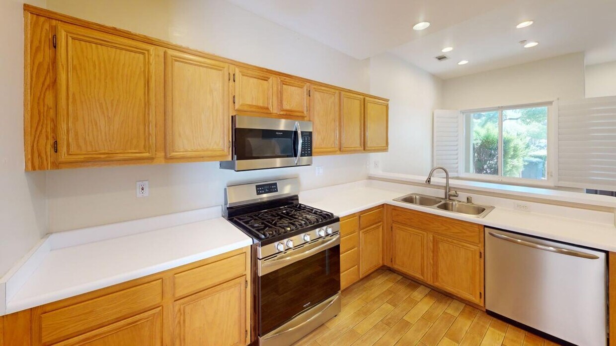 Foto principal - Beautiful 2BD / 2.5BA Townhome Located in ...