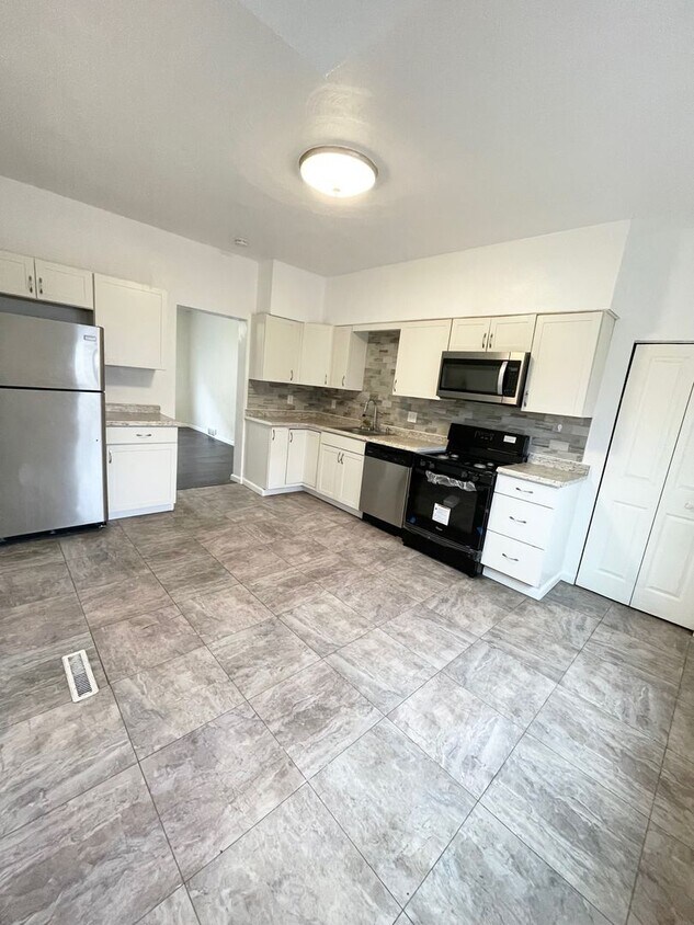Foto principal - Flexible Move in Dates!- Updated 3 or 4 Be...