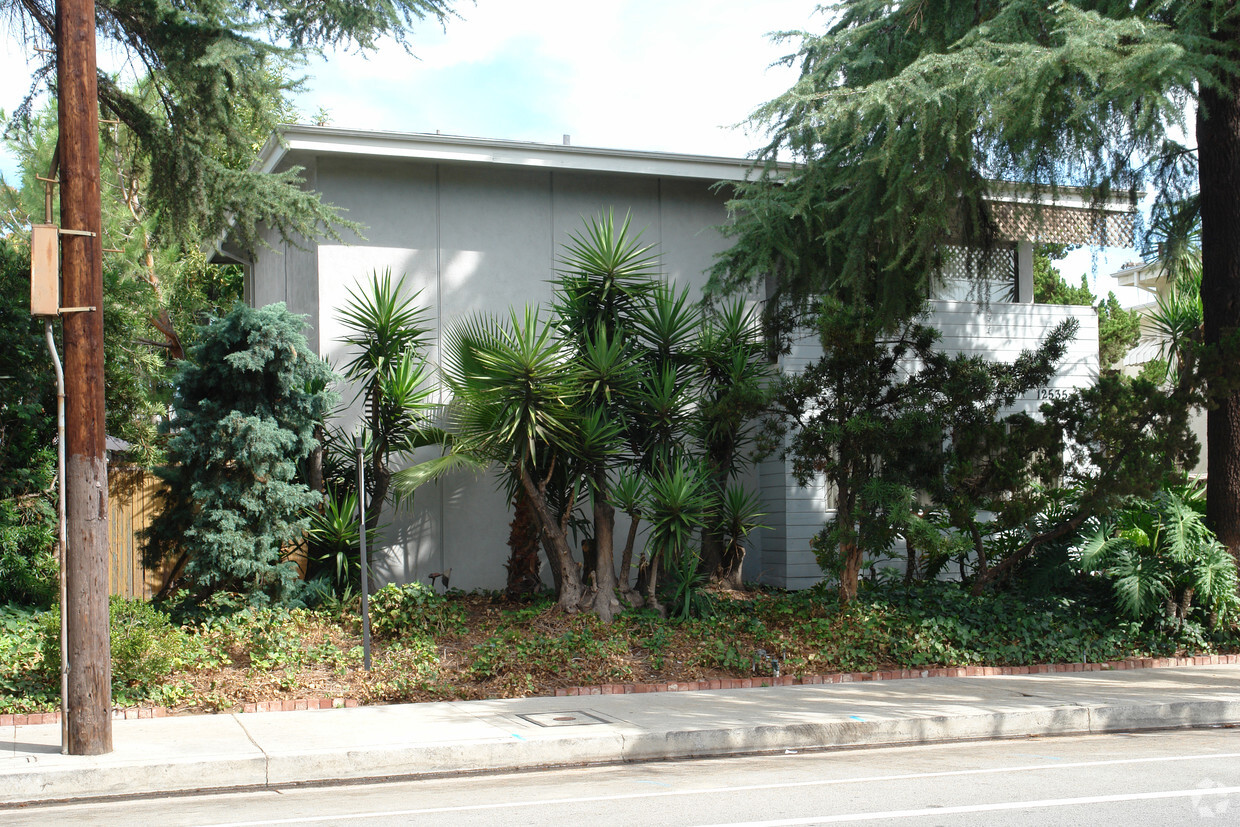 Building Photo - 12535 Chandler Blvd