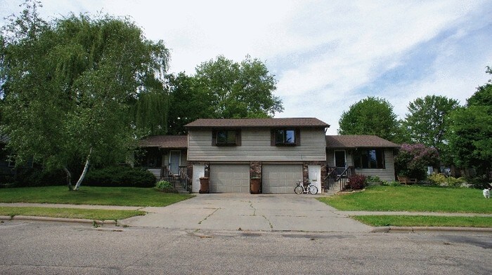 Foto principal - 2 Bedroom Pet Friendly Duplex Available Now!