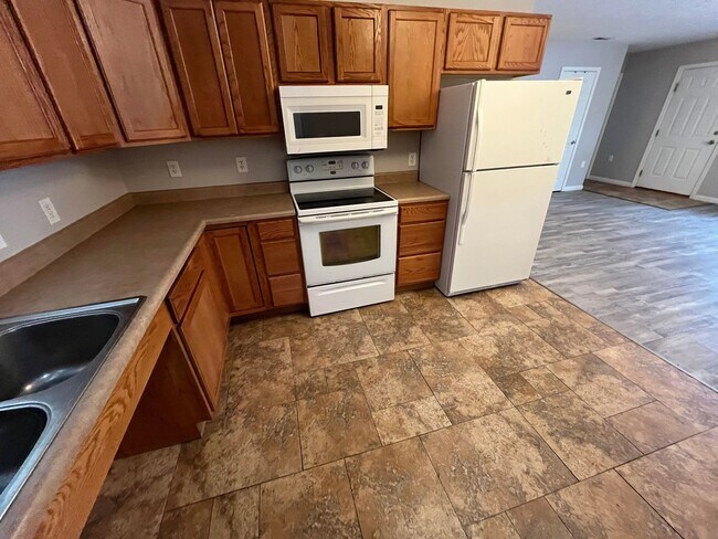 Foto del edificio - Three Bedroom Home