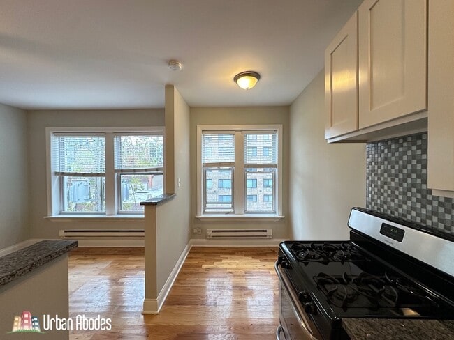 Building Photo - 523 W Melrose St