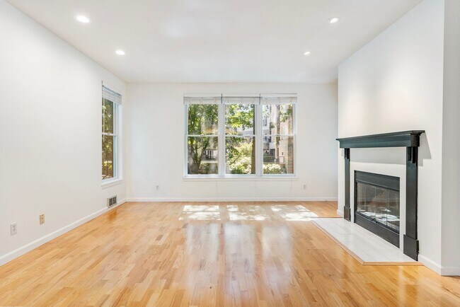 Foto del edificio - Riverplace Condominiums - 1 bed/1 bath corner unit w/parking/storage/balcony/fireplace