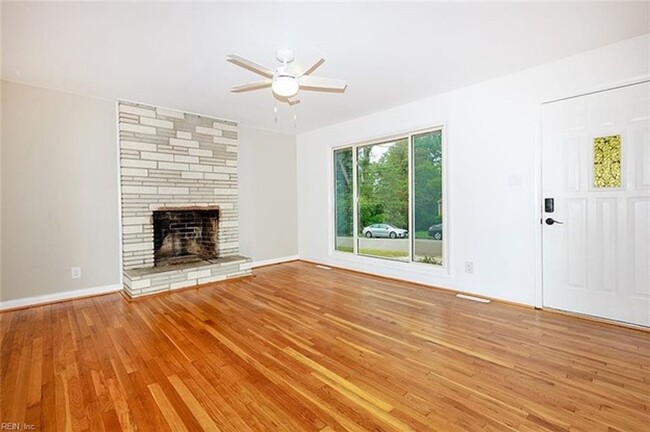 Building Photo - 3 bedroom/ 1 full bathroom- Winston Terrace